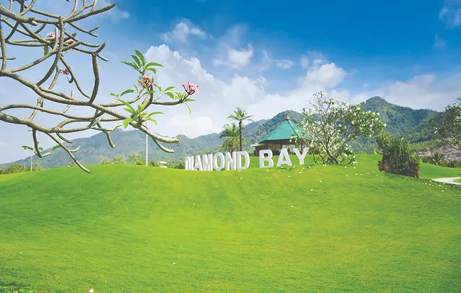 Fairway and mountains at Diamond Bay Golf