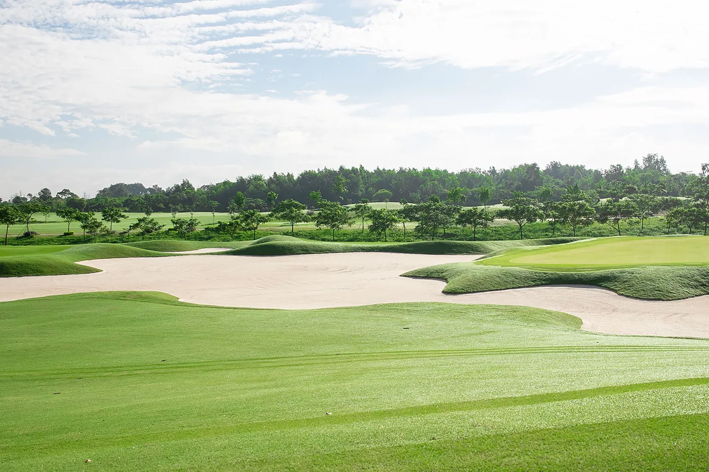Bunkered fairway at Harmonie Golf Park