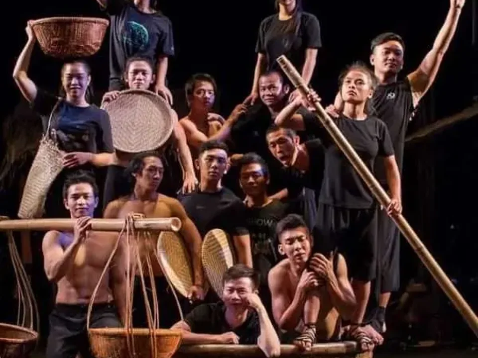 Performers on stage in the Lune À Ố Show in Hoi An