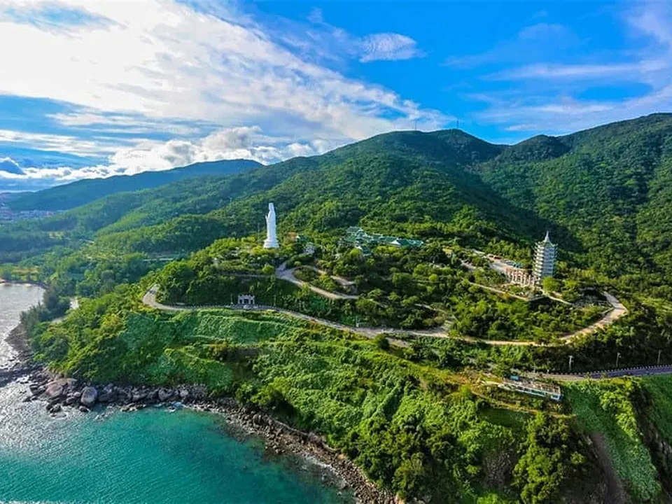 Sơn Trà Peninsula coastline and Linh Ứng Pagoda in Da Nang